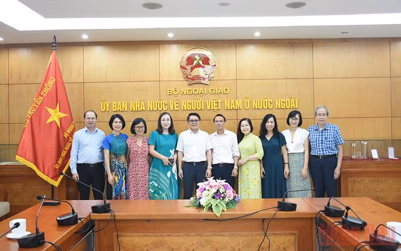 Lãnh đạo Ủy ban Nhà nước về người Việt Nam ở nước ngoài chụp ảnh cùng kiều bào. (Ảnh: Ủy ban Nhà nước về người Việt Nam ở nước ngoài)