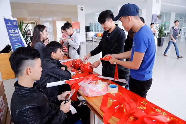 Sinh viên Đại học Đông Á vừa ủng hộ đội bóng U23 Việt Nam vừa gây quỹ tặng vé xe về đón Tết cho sinh viên miền trung.