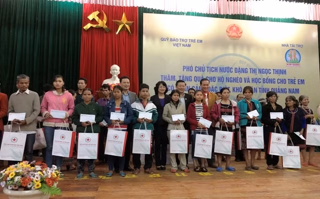 Phó Chủ tịch nước tặng quà tết gia đình chính sách, hộ nghèo ở huyện Đông Giang.