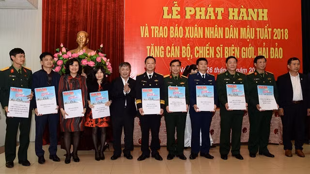 Trao tượng trưng hơn 40 nghìn tờ báo Nhân Dân số Tết Mậu Tuất – 2018 tặng cán bộ, chiến sĩ. Ảnh: THỦY NGUYÊN
