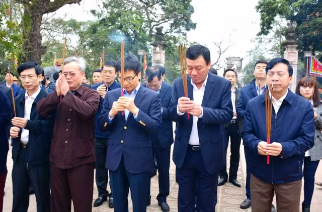 Phó Thủ tướng Vũ Đức Đam cùng lãnh đạo tỉnh Nam Định dâng hương tại Đền Trần.