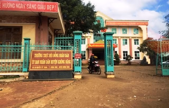 Trụ sở HĐND và UBND huyện Krông Năng, nơi xảy ra vụ việc.