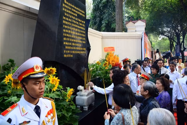 Các đại biểu dâng hương tại bia tưởng niệm các chiến sĩ Biệt động Sài Gòn hy sinh trong Cuộc Tổng tiến công và nổi dậy Xuân Mậu Thân 1968.
