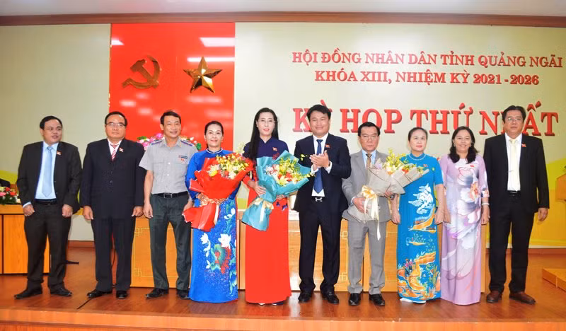 Tập thể lãnh đạo Hội đồng nhân dân tỉnh Quảng Ngãi khóa 13, nhiệm kỳ 2021-2026, ra mắt tại kỳ họp.