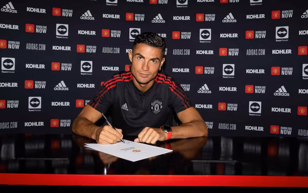 Ronaldo đặt bút ký hợp đồng 2 năm với đội bóng cũ. (Ảnh: Manchester United)