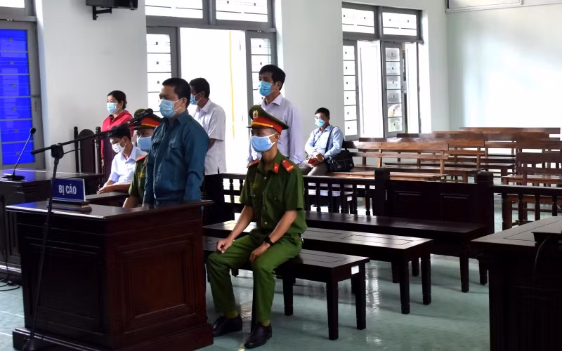 Các bị cáo nghe Hội đồng xét xử tuyên án tại phiên Tòa xét xử vụ án “Tham ô tài sản”, “Thiếu trách nhiệm gây hậu quả nghiêm trọng” xảy ra tại Trung tâm Y tế TP Phan Thiết.