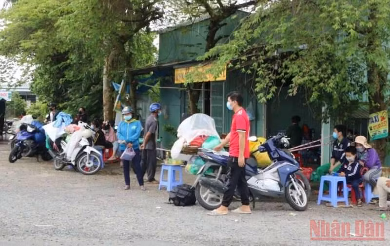“Ùn ứ” người về quê tại khu vực giáp ranh giữa Long An và Đồng Tháp -0