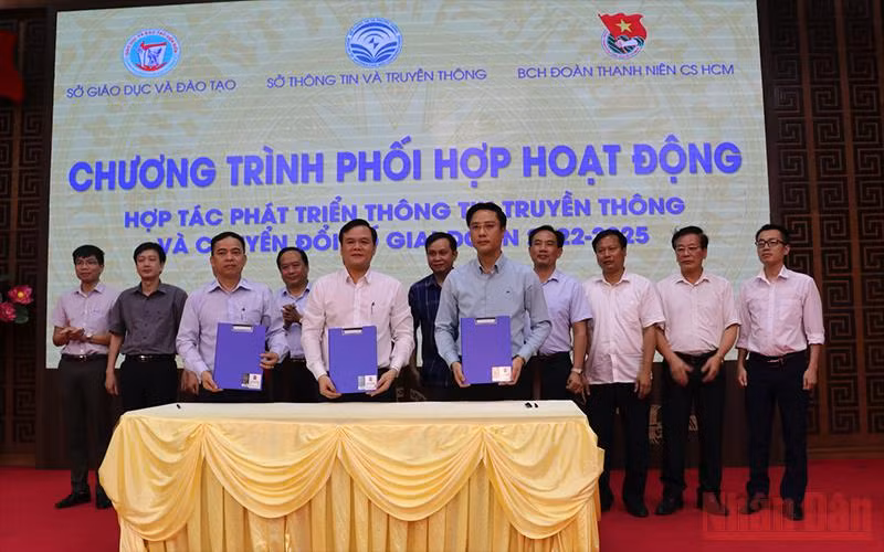  Lễ ký kết Biên bản ghi nhớ hợp tác phát triển thông tin-truyền thông và chuyển đổi số giai đoạn 2022-2025