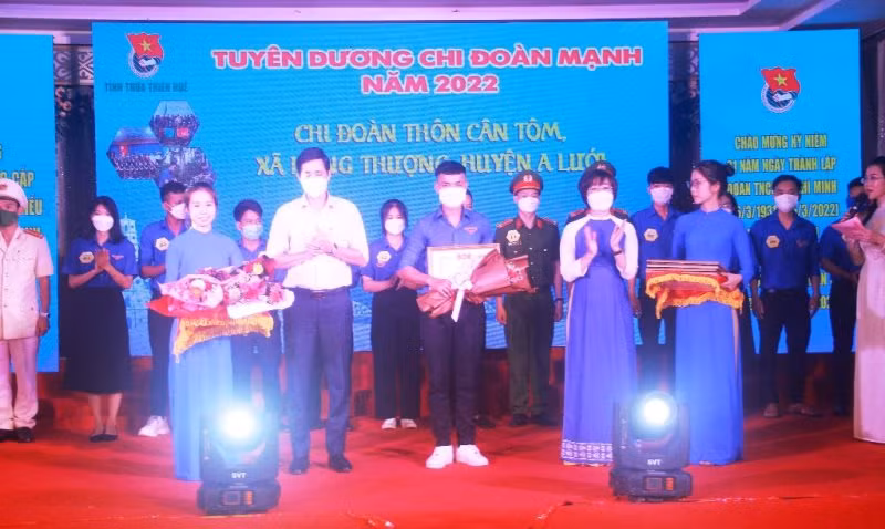 Ban Thường vụ Tỉnh đoàn Thừa Thiên Huế trao Bằng khen cho các chi đoàn mạnh được tuyên dương trong dịp này.