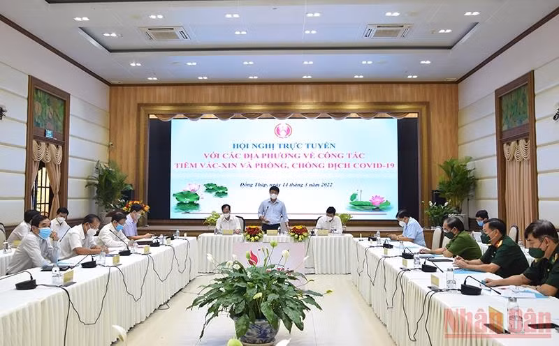 Bí thư Tỉnh ủy Đồng Tháp Lê Quốc Phong chỉ đạo đẩy nhanh việc tiêm vaccine phòng, ngừa Covid-19.