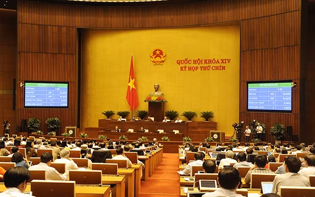 Các đại biểu Quốc hội biểu quyết thông qua các Nghị quyết phê chuẩn EVFTA và EVIPA vào sáng ngày 8-6 (Ảnh: Đăng Khoa).
