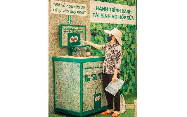 Khách hàng siêu thị Co.opmart Huỳnh Tấn Phát (quận 7, TP Hồ Chí Minh) tham gia thu gom vỏ hộp sữa Milo.