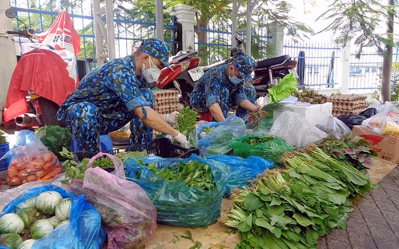 Chuẩn bị thực phẩm cho người dân.