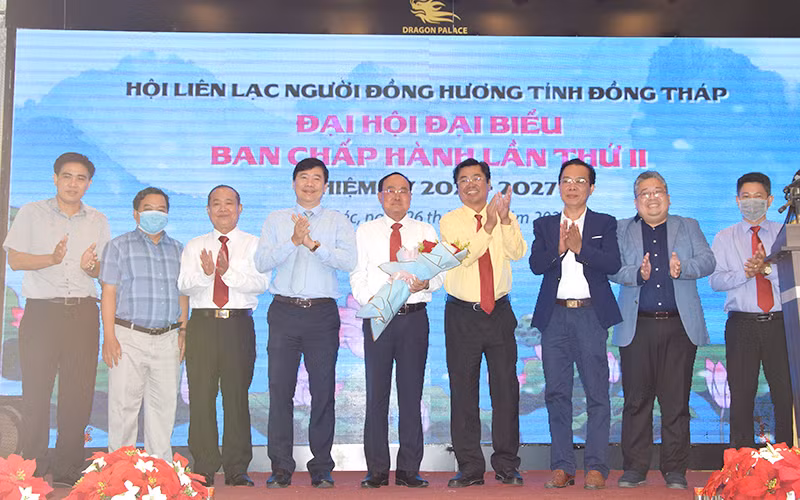 Lãnh đạo tỉnh Đồng Tháp tặng hoa chúc mừng ban chấp hành Hội.