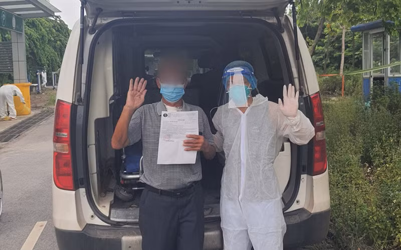 Xe của Bệnh viện Bệnh Nhiệt đới Trung ương đưa bệnh nhân Đ. về quê tại Bắc Giang.