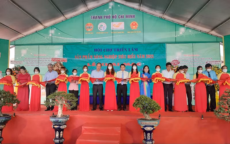 Cắt băng khai mạc hội chợ, triển lãm sản phẩm nông nghiệp tiêu biểu Thành phố Hồ Chí Minh.
