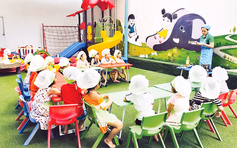 Học sinh Trường mầm non tư thục Thiên Ân (quận Thủ Ðức) trong giờ ăn trưa. 