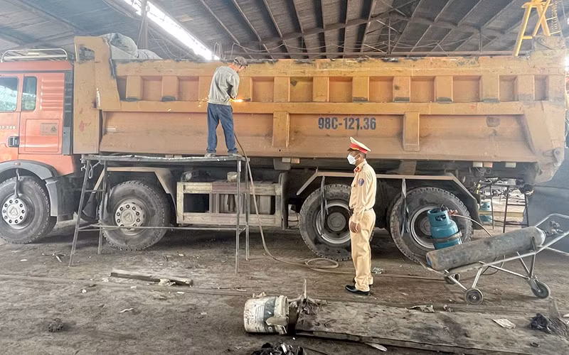 Cảnh sát giao thông yêu cầu xe vi phạm tiến hành cắt thành thùng xe, trả lại nguyên trạng kích thước cho phép ban đầu.