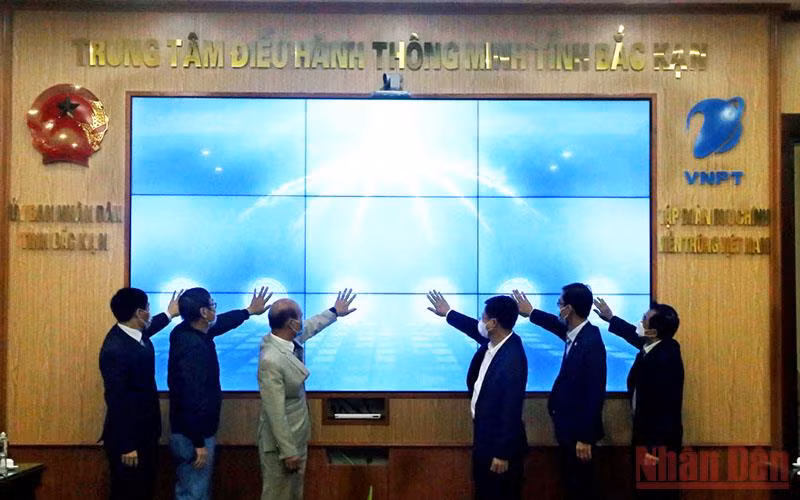 Các đại biểu nhấn nút khai trương Cổng thông tin du lịch thông minh Bắc Kạn.