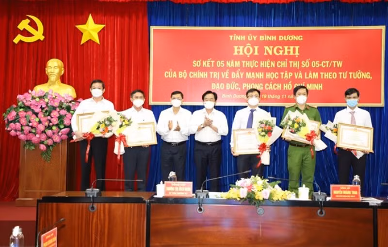 Tập thể và cá nhân nhận Bằng khen của Thủ tướng Chính phủ về thành tích xuất sắc trong học tập và làm theo Bác.