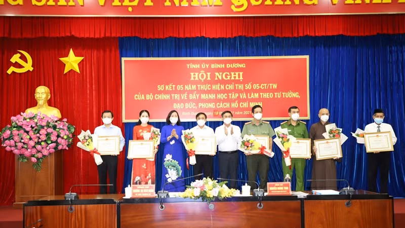 Bình Dương khen thưởng tập thể, cá nhân trong học tập và làm theo Bác Hồ -0