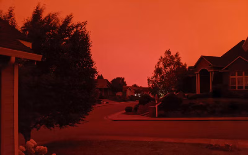 Màu đỏ cam bao phủ bang Oregon. (Ảnh: AP)