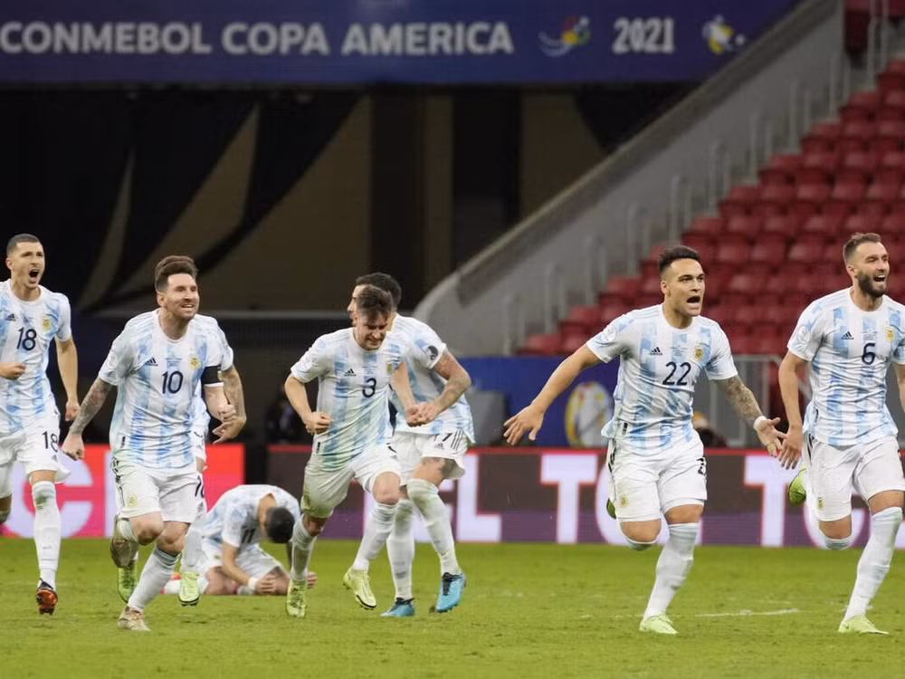 Niềm vui của Argentina sau khi giành chiến thắng trước Colombia. (Ảnh: Getty)