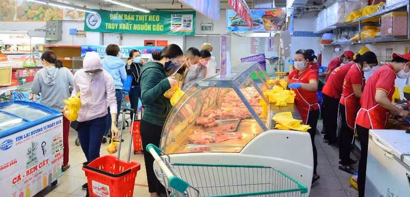 Người dân mua thực phẩm tươi sống tại một siêu thị của SATRA trong ngày 7/7.