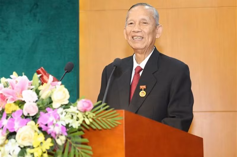 Nguyên Phó Thủ tướng Trương Vĩnh Trọng nhận huy hiệu 50 năm tuổi Đảng.