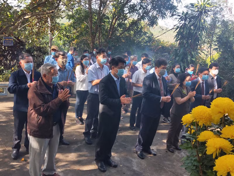 Đông đảo cán bộ nhân dân trong tỉnh tham gia Lễ dâng hương tưởng niệm.