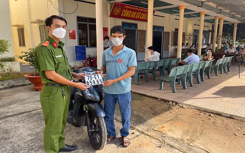 Người dân bấm biển kiểm soát mô-tô đầu tiên tại xã Chà Là, huyện Dương Minh Châu, tỉnh Tây Ninh.