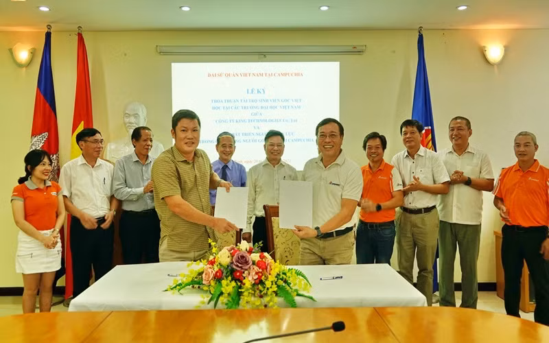 Tham tán Đại sứ quán Nguyễn Hải Trung và Giám đốc Công ty King Technologies Co.,Ltd Đinh Quang Tuấn ký kết thỏa thuận.