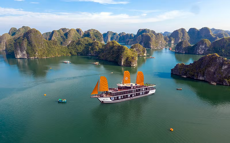 Du lịch du thuyền trước đây chủ yếu dành cho khách quốc tế, nay mở ra cơ hội cho khách trong nước. Nguồn: Peony Cruises