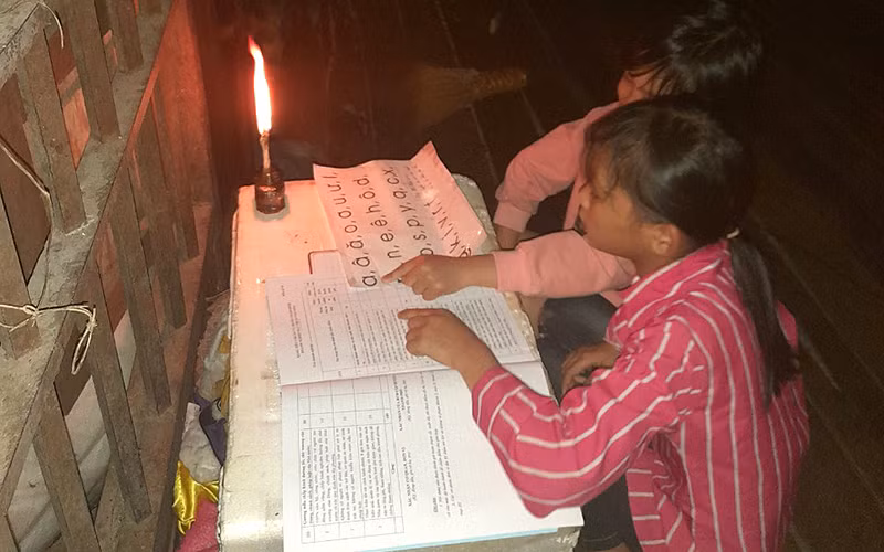 Trẻ em thôn Nà Cà, xã Bằng Thành (Pác Nặm) phải dùng đèn dầu tự chế lấy ánh sáng để học bài.