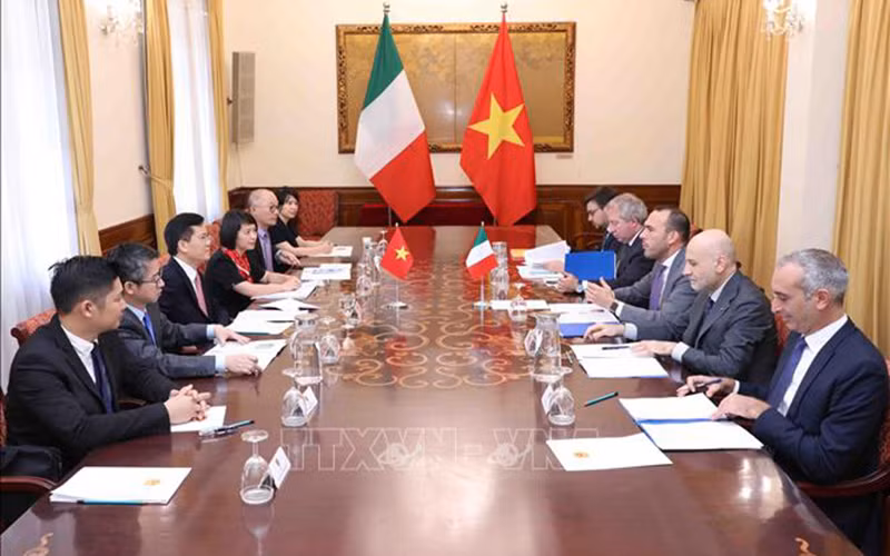 Thứ trưởng Ngoại giao Hà Kim Ngọc và Thứ trưởng Ngoại giao Italy Manlio Di Stefano đồng chủ trì Tham vấn. (Ảnh: An Đăng/TTXVN)