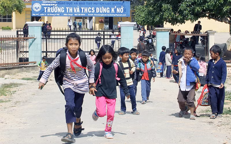 Tản mạn bên 