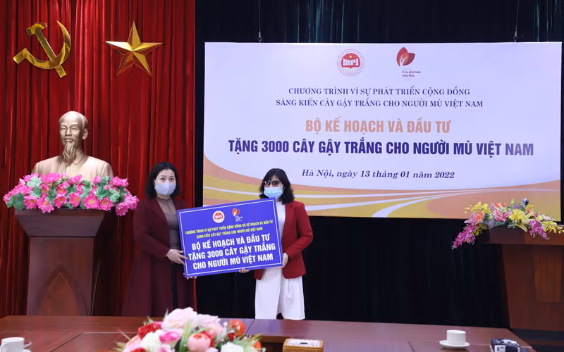 Chủ tịch Công đoàn Bộ Kế hoạch và Đầu tư Lê Thị Tường Thu trao quà cho Hội Người mù Việt Nam. 