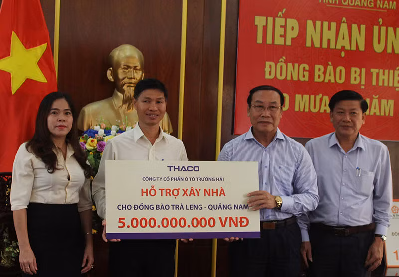 THACO hỗ trợ tiền xây 30 căn nhà cho người dân xã Trà Leng.