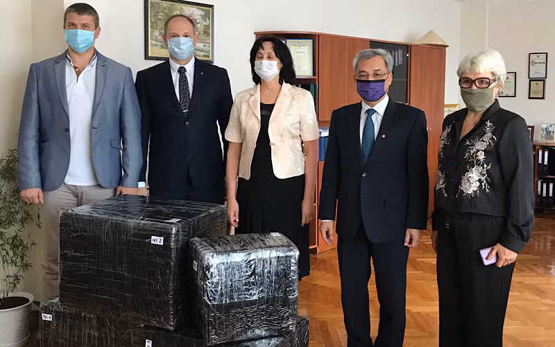 Đại sứ cùng đại diện Hội hữu nghị Ukraine – Việt Nam trao tặng quà vật tư y tế cho Trường chuyên ngữ 251 mang tên Chủ tịch Hồ Chí Minh