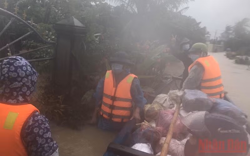 Hàng trăm ngôi nhà ven sông Trà Câu (Quảng Ngãi) bị ngập sâu -0