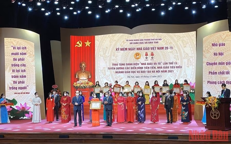 Hà Nội tuyên dương, khen thưởng các giáo viên tiêu biểu năm 2021. Ảnh: QUỲNH NGUYỄN