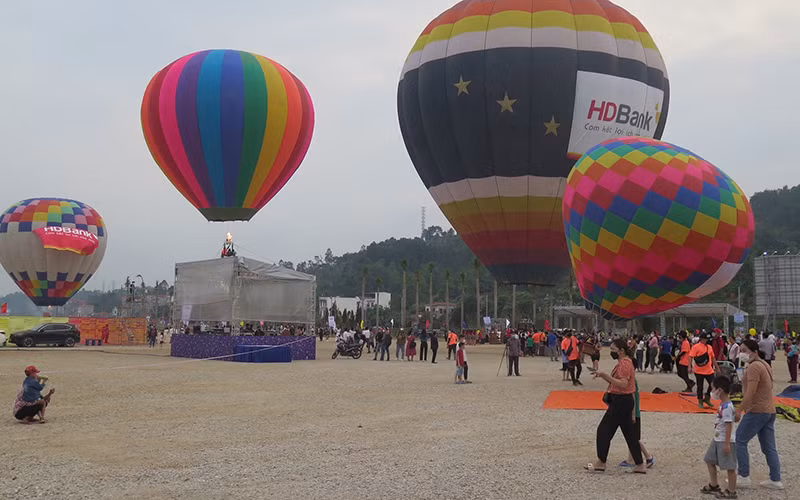 Du khách chiêm ngưỡng phong cảnh thiên nhiên xứ Lạng trên kinh khí cầu.