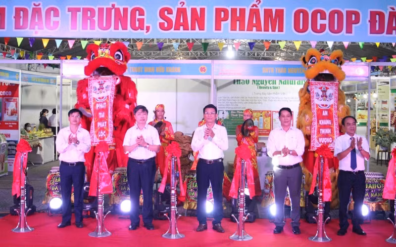 Các đại biểu cắt băng khai mạc chương trình.