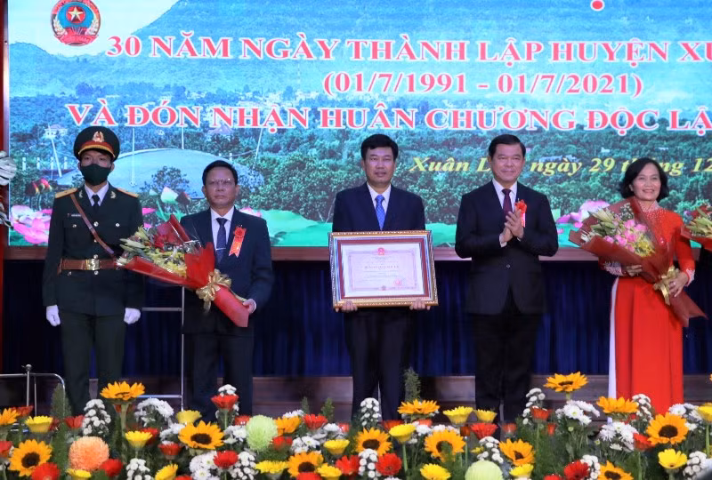 Huyện Xuân Lộc đón nhận Huân chương Độc lập hạng Ba.