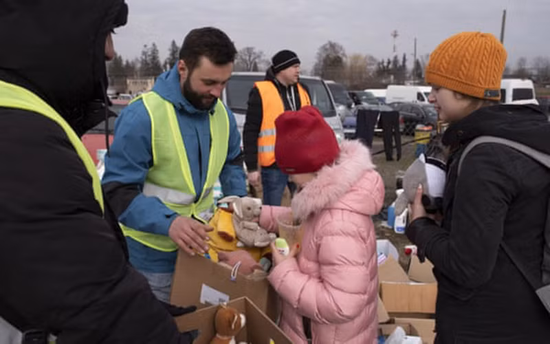 Tình nguyện viên tại Ba Lan phát đồ chơi cho trẻ em Ukraine. (Ảnh: The Guardian)