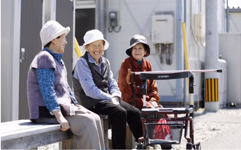 Các cụ bà đang trò chuyện tại tỉnh Kumamoto, tháng 4-2018. (Ảnh: Kyodo News)