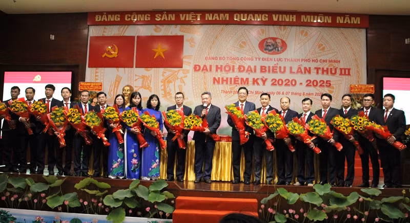 Ban Chấp hành Đảng bộ Tổng công ty Điện lực TP Hồ Chí Minh nhiệm kỳ 2020-2025 ra mắt Đại hội.