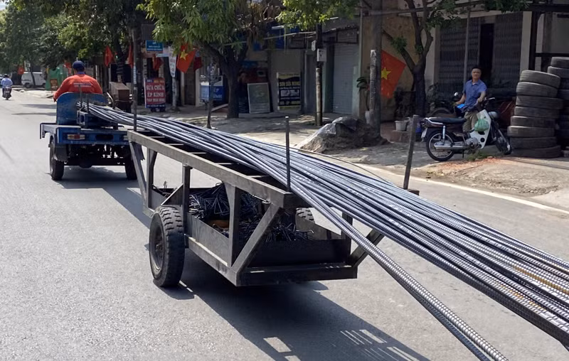Xe tự chế ngang nhiên chở sắt trên phố.