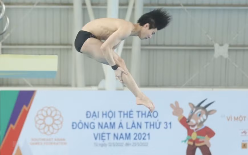 Tuyển thủ Nguyễn Tùng Dương luyện tập. (Ảnh: TTXVN)