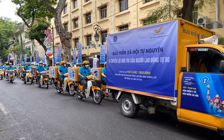 Ra quân truyền thông, vận động người dân tham gia bảo hiểm xã hội tự nguyện, bảo hiểm y tế hộ gia đình tại Hà Nội (Ảnh: VSS). 